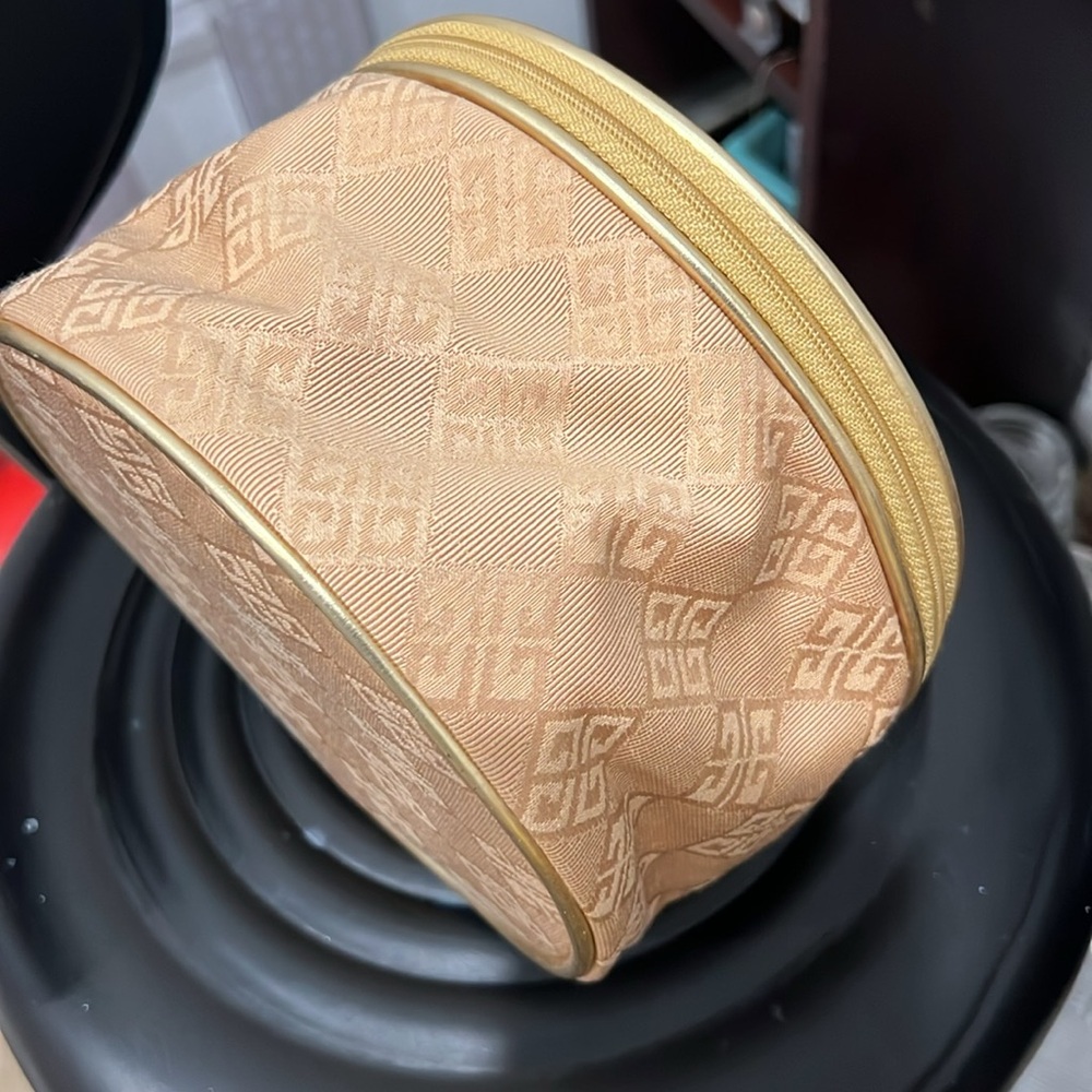 Givenchy - Picture 4 of 10